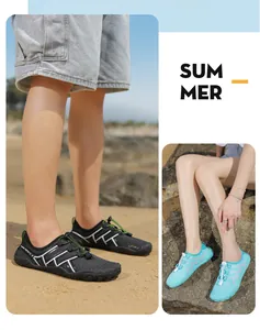 Dettagli di scarpe acquatiche traspiranti con suole antiscivolo per nuoto all'aperto