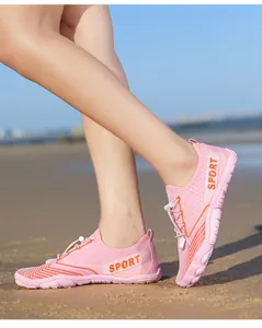 Detail von rosa Outdoor-Wasserschuhen für Damen mit Netzgewebe und elastischem Verschluss