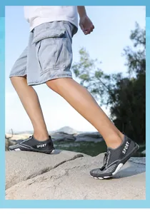 Outdoor Barfußschuh mit Mesh-Obermaterial und Schnellschnürsystem auf Felsen