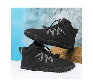 Nahaufnahme schwarzer Winterstiefel mit warmem Kunstfellfutter auf schneebedecktem Boden