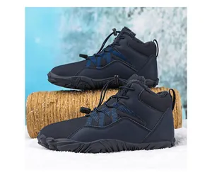Détail de bottes d'hiver hautes avec doublure en peluche chaude et cordon bleu