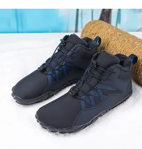 Détail de bottes d'hiver bleu marine avec doublure peluche et cordon sur neige