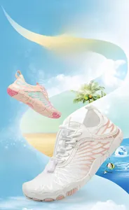 Dettaglio di scarpe da mare per bambini con suola in gomma e lacci a coulisse rapidi