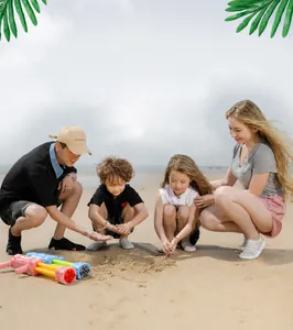Famille portant des chaussures d'eau à cinq doigts sur la plage pour le snorkeling et la nage