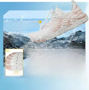 Dettaglio dei fori di drenaggio e suola in gomma antiscivolo delle scarpe da scoglio bimbo