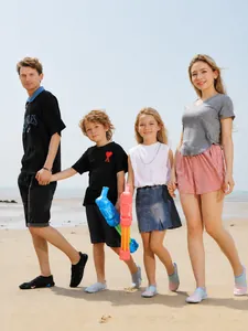 Famille portant des chaussures d'eau à séchage rapide pour la plage et le sport