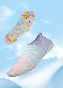 Détail de chaussures de sport aquatiques légères violettes et vertes avec semelle antidérapante