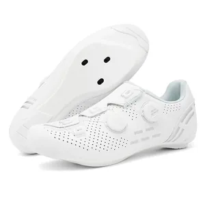 Dettaglio scarpe da ciclismo bianche con doppia chiusura a rotore e fori traspiranti