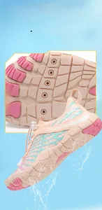 Dettaglio del sistema di drenaggio rapido su scarpe acquatiche rosa per bambini in rete