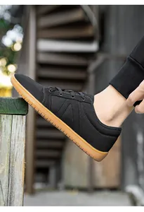 Profil latéral de baskets en mesh noir respirant avec semelles en caoutchouc gomme