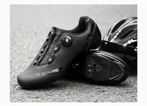 Detalle de zapatillas de ciclismo profesionales negras con doble cierre rotativo y malla fina