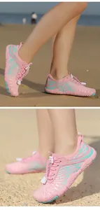 Scarpe acquatiche rosa per bambini con tomaia in mesh e suola in gomma antiscivolo
