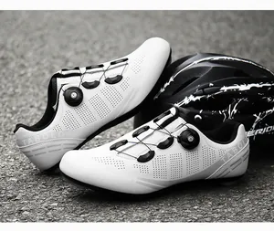 Detalle de zapatillas de ciclismo blancas con doble cierre rotativo sobre el asfalto