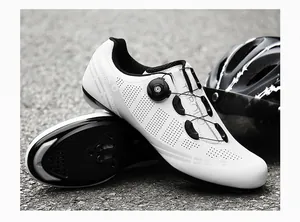 Detalle de zapatillas de ciclismo blancas con microperforaciones y cierre de dial giratorio
