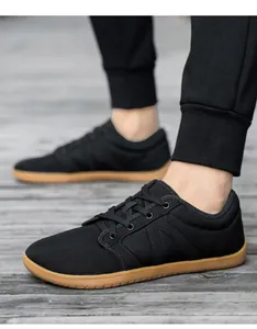 Vue détaillée de baskets en mesh noir respirant avec semelle gomme antidérapante