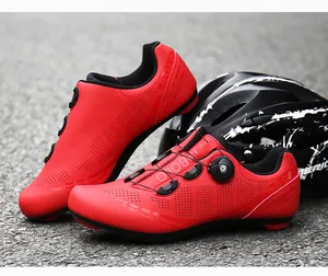 Detalle de zapatilla roja de ciclismo con cierre rotativo y parte superior sintética micro
