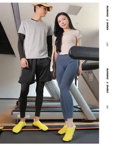 Gros plan de chaussures de course pieds nus jaune vif sur un tapis de course en salle