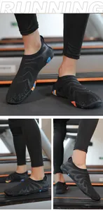 Détail de chaussures aquatiques à cinq doigts en maille noire avec semelle antidérapante