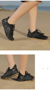 Dettaglio scarpe da trekking nere con sistema di allacciatura rapida per sport acquatici