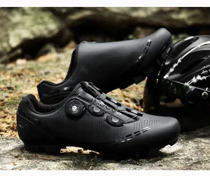 Detalle de zapatillas de MTB con sistema de cierre de dial y orificios láser transpirables
