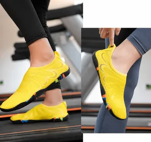 Détail d'une chaussure de sport jaune avec tige en mesh et semelle en caoutchouc