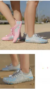 Dettaglio delle scarpe da scoglio per bambini con mesh traspirante e allacciatura rapida