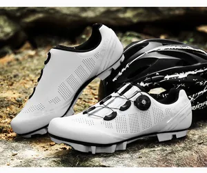 Detalle de zapatillas de ciclismo blancas con cierres rotativos y agujeros láser