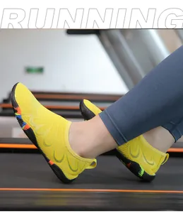Gros plan de chaussures d'eau jaunes à séchage rapide avec maille sur tapis de course