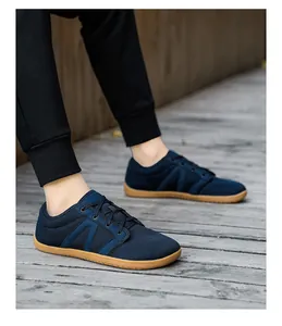 Gros plan du tissu tissé bleu et bout large pour chaussures de randonnée pieds nus outdoor