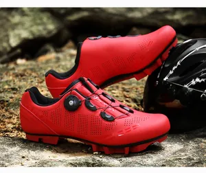 Detalle de zapatillas rojas de ciclismo de montaña con sistema BOA sobre rocas