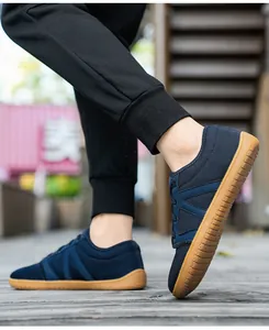 Gros plan des baskets en mesh bleu marine respirant avec semelles en gomme antidérapante
