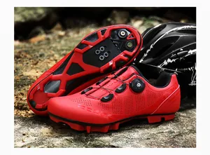 Detalle de zapatillas MTB rojas con poros transpirables y suelas de goma antideslizantes