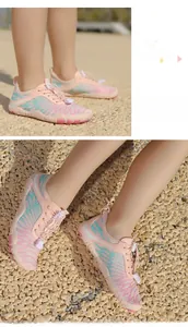 Dettaglio scarpe da scoglio per bambini sfumate rosa e verdi con mesh e lacci elastici
