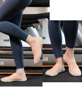 Gros plan de chaussures d'eau en mesh orange pêche avec semelles antidérapantes pour le yoga