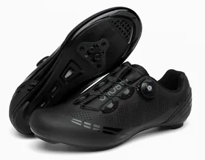 Detalle de zapatillas ciclismo pro con cierre rotativo y agujeros láser transpirables