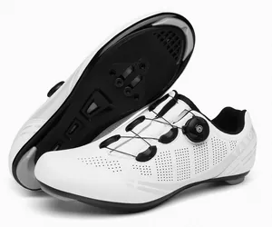 Vista detallada de zapatillas de ciclismo blancas con hebillas dobles y agujeros láser