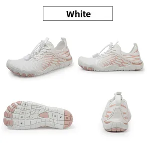 Dettaglio delle scarpe acquatiche bianche per bambini con suola antiscivolo drenante