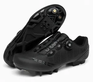 Detalle de zapatillas de ciclismo con sistemas de doble perilla y tacos metálicos antideslizantes