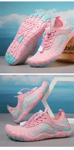 Dettaglio scarpe acquatiche per bambini rosa e azzurre con mesh e suola antiscivolo
