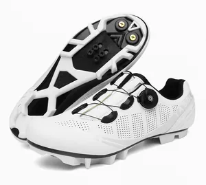 Detalle de zapatillas de ciclismo MTB blancas con cierre rotativo y suela para montaña