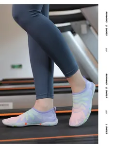 Gros plan de chaussures d'eau pieds nus légères à séchage rapide sur un tapis roulant