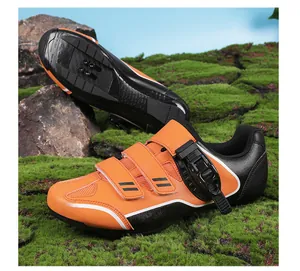 Λεπτομέρεια παπουτσιού MTB με λουράκια Velcro και σύστημα πόρπης καστάνιας για ποδηλασία