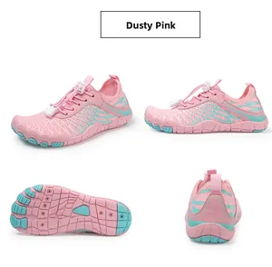 Dettaglio dei fori di drenaggio e suola in gomma delle scarpe da scoglio rosa