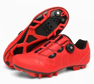 Detalle de zapatillas rojas de ciclismo de montaña con doble cierre rotativo y suela dura
