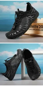 Dettaglio di scarpe acquatiche per bambini con lacci rapidi e suola in gomma antiscivolo