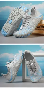 Dettagli di scarpe da scoglio grigie con suola in gomma antiscivolo e lacci elastici