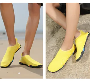 Détail de chaussures d'eau jaunes à séchage rapide avec texture ondulée antidérapante