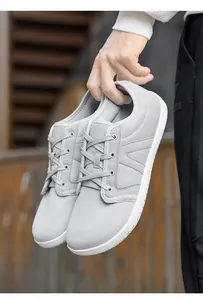 Vue détaillée de chaussures de randonnée grises à bout large avec mesh respirant et cuir synthé