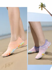 Détail macro du tissu en maille respirant et semelle en caoutchouc colorée de la chaussure