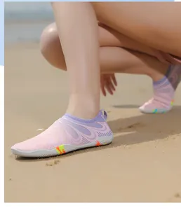 Chaussures d'eau à séchage rapide avec dégradé rose et semelles en caoutchouc flexibles